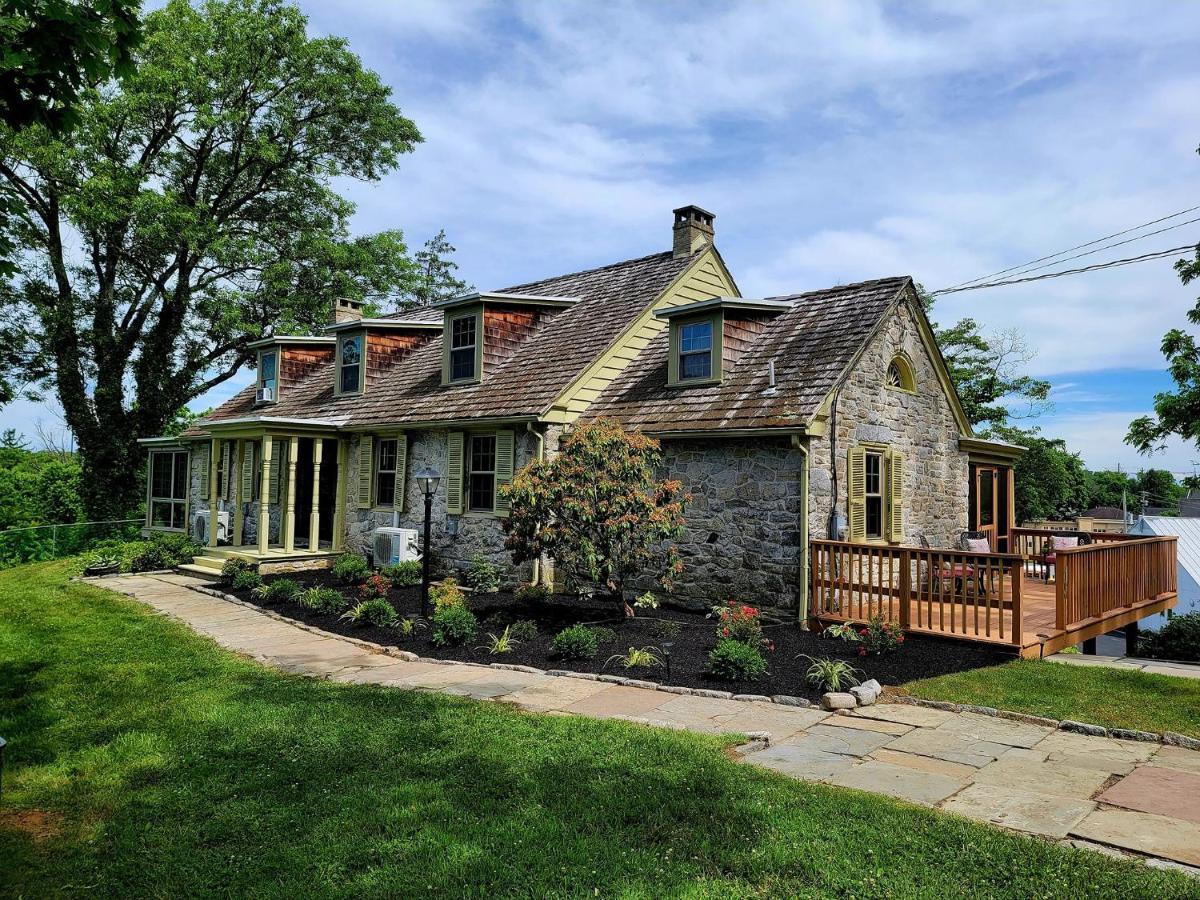 Downingtown Manor - 1900S Farmhouse With Creek Views 外观 照片