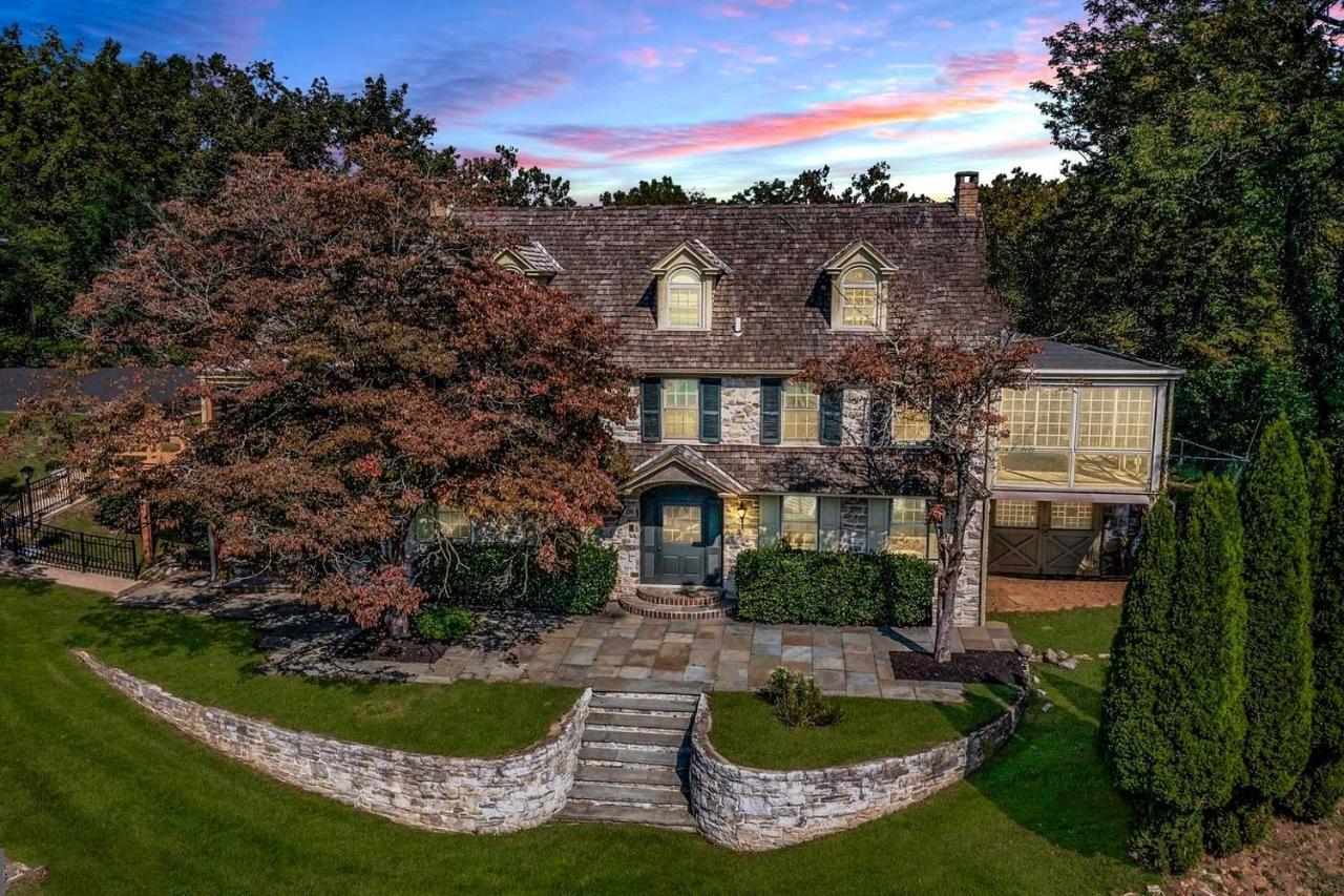 Downingtown Manor - 1900S Farmhouse With Creek Views 外观 照片