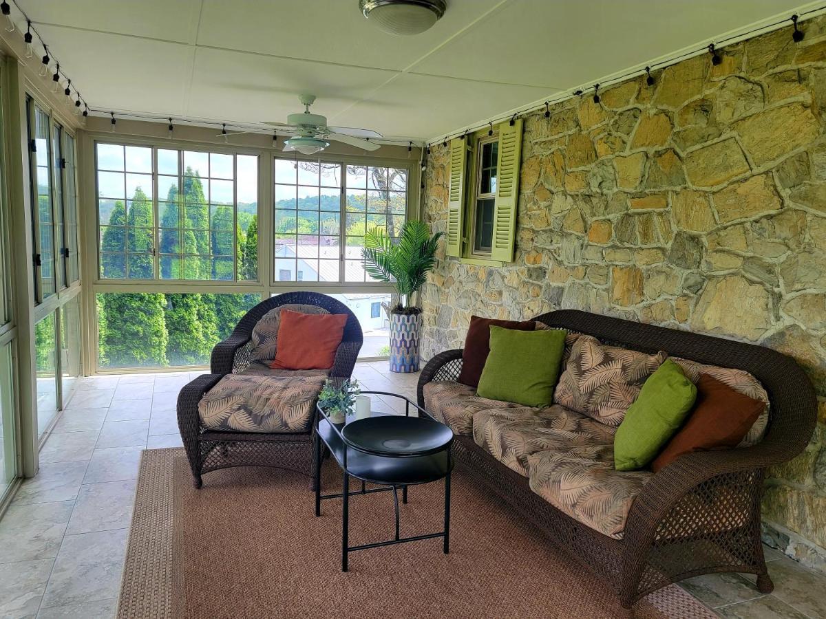 Downingtown Manor - 1900S Farmhouse With Creek Views 外观 照片